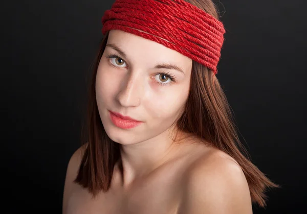 美丽的女孩，用红色绳的特写肖像 — 图库照片