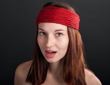 yakın çekim güzel coquette kız kırmızı iple portresi