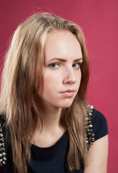 Primer plano retrato de chica bonita intención —  Fotos de Stock