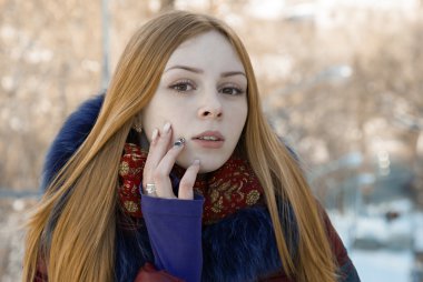 Kışın güzel şehvetli kız closeup portresi