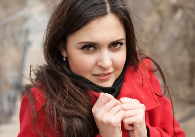 çekici kız üzerinde plein air kırmızı ceket