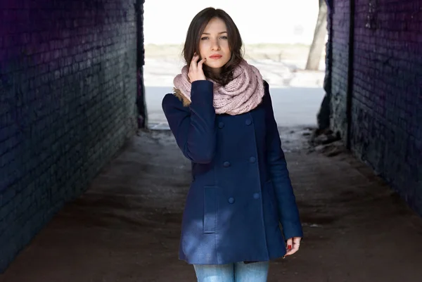 戸外の青いコートでかわいい女の子 — ストック写真