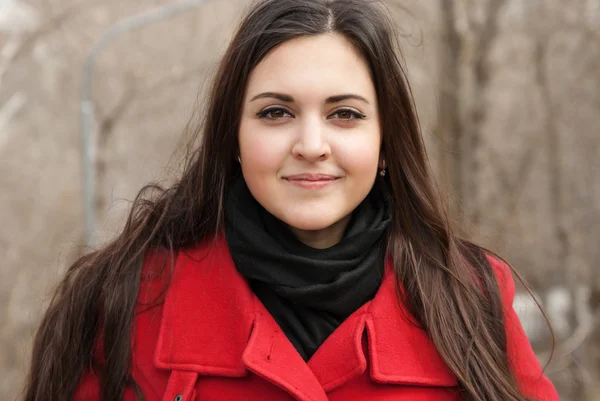 Hermosa chica en abrigo rojo y su sonrisa — Foto de Stock