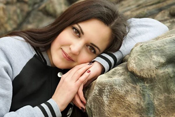 Hermosa chica en ropa deportiva y su sonrisa — Foto de Stock