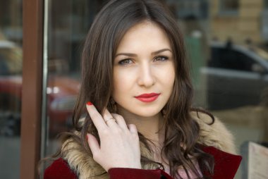 kırmızı ceket ve gülümsemesi güzel ve genç birbayan