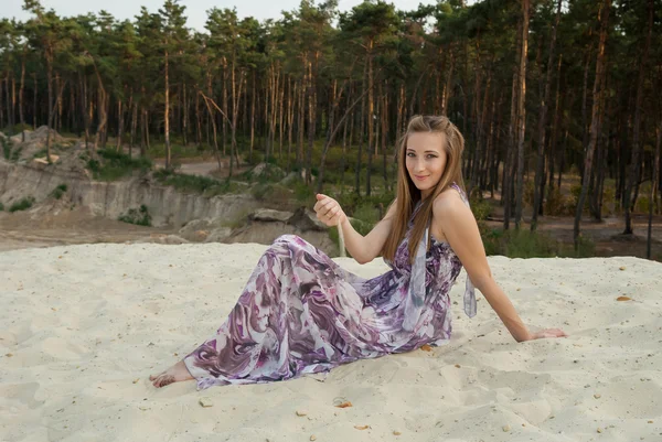 Schöne Frau auf Sand in der Nähe von Kiefernwäldern — Stockfoto