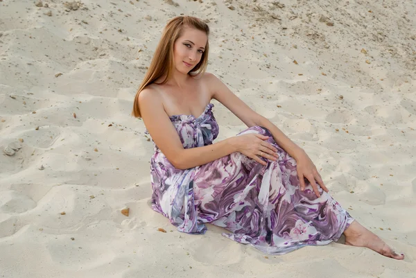 Красивая очаровательная женщина с открытыми плечами на песке — стоковое фото