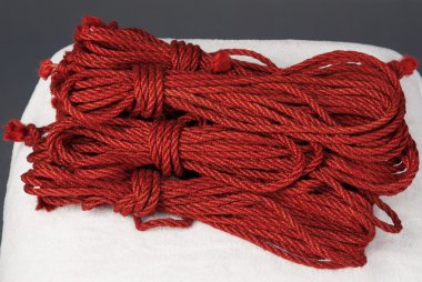 skeins kölelik için kırmızı halatlar