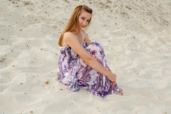 Mulher encantadora bonita sentar-se na areia — Fotografia de Stock