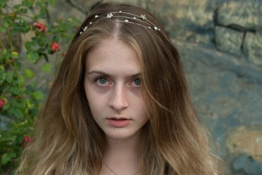 Çekici ciddi kız closeup portresi