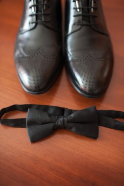 Close-Up doğal ışık Erkek Ayakkabı ve papyon ile aydınlatıldı