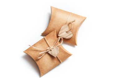 Beyaz bir arka plan üzerinde yürekleri hediyeler için iki kutu