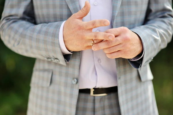 Νεόνυμφος φορά ένα δαχτυλίδι στο δάχτυλο του — Φωτογραφία Αρχείου