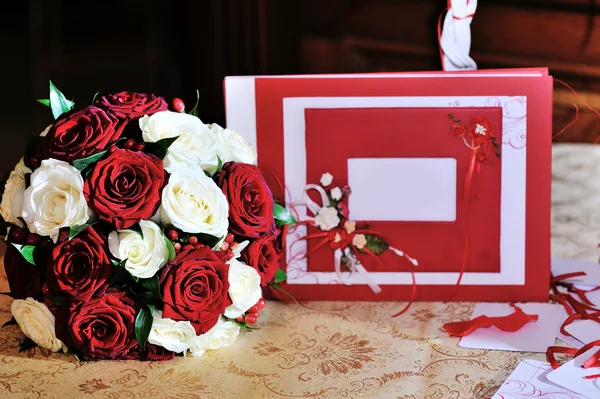 Svatební stůl s květinami v rustikálním stylu — Stock fotografie