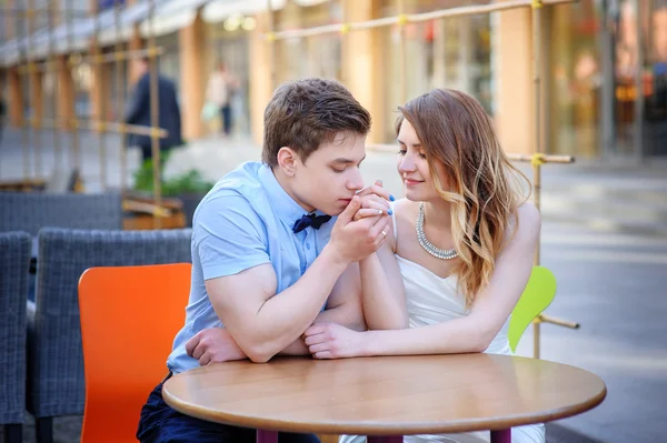 Bride and groom are walking in city on wedding day — Stock Photo, Image