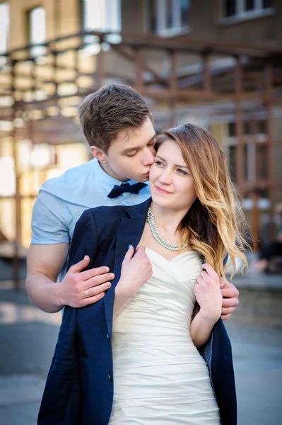 Bride and groom are walking in city on wedding day — Stock Photo, Image