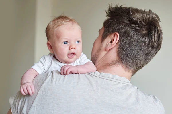 Mutlu baba holding oğul onun kollarında — Stok fotoğraf