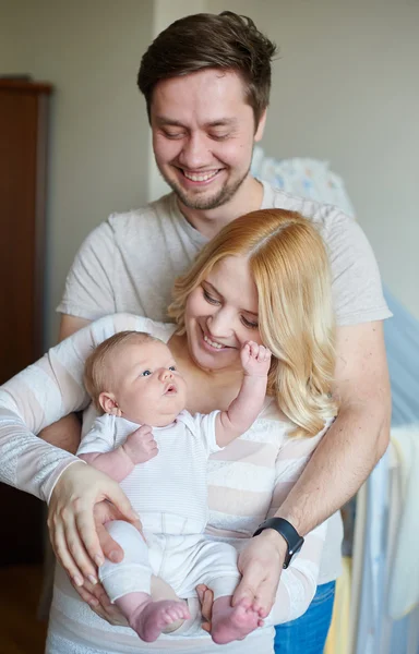 Szczęśliwych rodziców młodych atrakcyjnych rodziny z nowo narodzonego dziecka — Zdjęcie stockowe