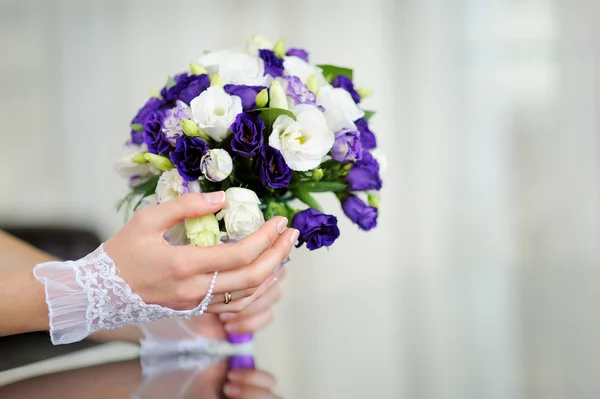 她手里拿着的婚礼花束的新娘 — 图库照片