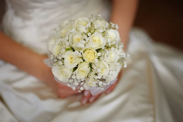 Sposa tenendo bouquet da sposa in mano — Foto Stock