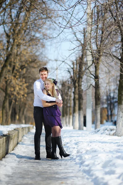 Šťastné milující pár chůze ve winter parku — Stock fotografie