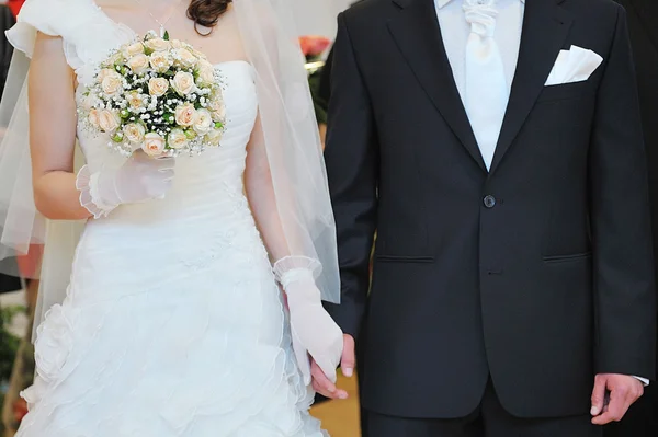 Noivo mantém suas noivas mão — Fotografia de Stock
