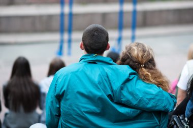 dostum kucaklayan bir kadının omuz