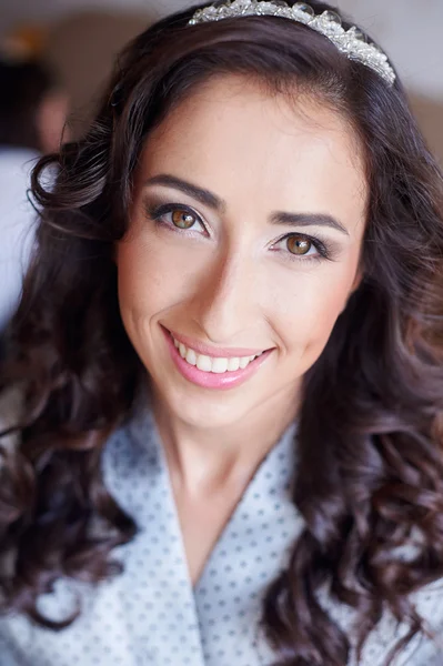 Retrato de modelo de novia hermosa con maquillaje perfecto y estilo de pelo en la habitación de luz —  Fotos de Stock