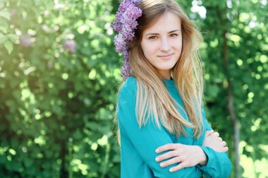 Leylak bahar bahçe içinde bir çelenk ile güzel kadın