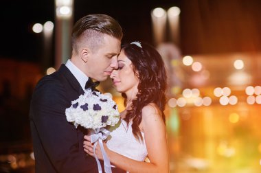 Gelin ve damat geceleri şehirde yürümek