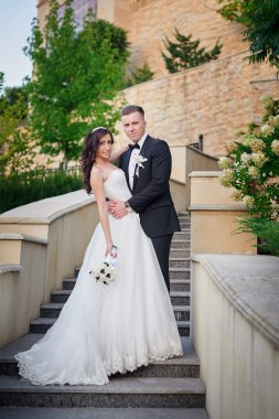 Gelin ve damat gün açık havada bahar park yürüyüş düğününde