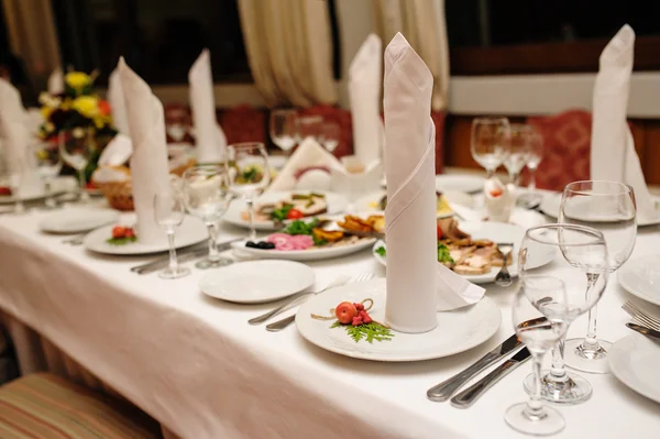 Decorated table for a wedding dinner in the restaurant — Stock Photo, Image