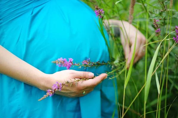 Porträtt av gravid ung kvinna utomhus i varm sommardag — Stockfoto