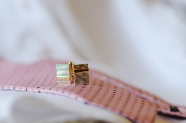 Beyaz gömlek kravat ve kol düğmeleri ile mans