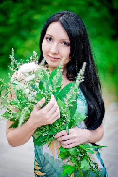 Mulher de primavera em vestido de verão andando apreciando o sol — Fotografia de Stock