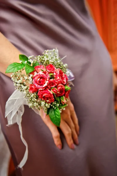 Družička v luxusních svatebních šatech s růžemi nese na delikátní boutonniere — Stock fotografie