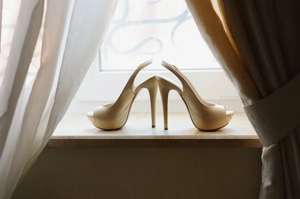 Elegant bride white shoes in the interior — Stock Photo, Image