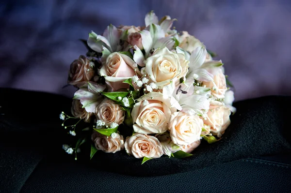 Schöner Brautstrauß für den Hochzeitstag auf farbigem Hintergrund — Stockfoto
