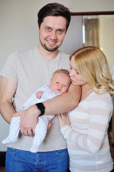 Padres de familia atractivos y jóvenes felices con bebé recién nacido —  Fotos de Stock