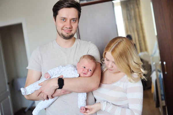 Padres de familia atractivos y jóvenes felices con bebé recién nacido —  Fotos de Stock