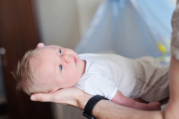 Cuidando padre sosteniendo recién nacido lindo hijo en sus brazos —  Fotos de Stock