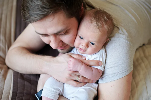 Cuidando padre sosteniendo recién nacido lindo hijo en sus brazos —  Fotos de Stock