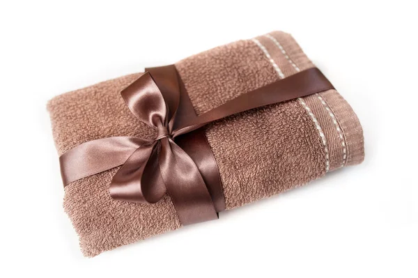 Коричневое полотенце, завязанное лентой и луком — стоковое фото