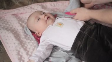 Genç mutlu baba divan yatak odasında küçük kızı Giydir