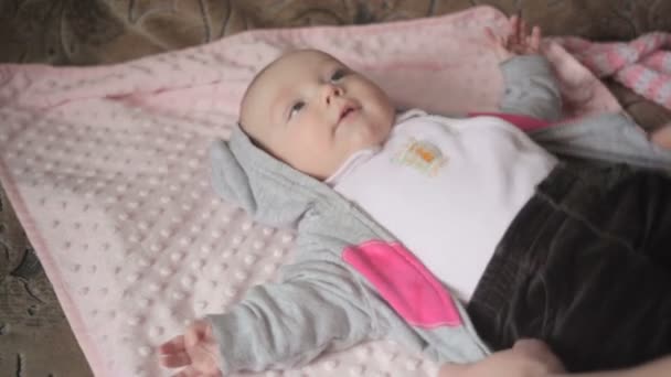 Genç mutlu baba divan yatak odasında küçük kızı Giydir — Stok video