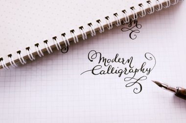 Arka plan yazı elle çizilmiş. Yazı fırça hat kağıt üzerinde