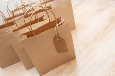 Arka plan üzerinde hediyeler için kahverengi kraft kağıt çanta