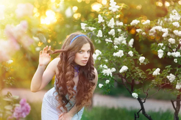 Sensual portrait of spring woman, beautiful face female enjoying cherry blossom — Stock Photo, Image