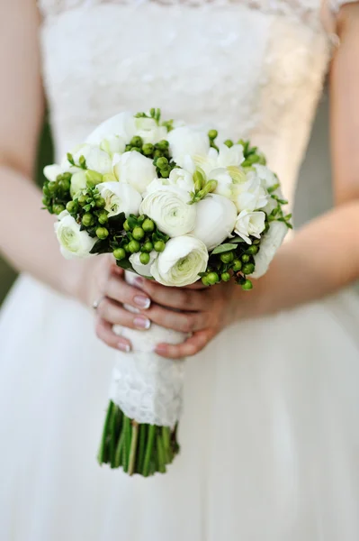 Bruden håller vackra ljusa bröllop bukett — Stockfoto
