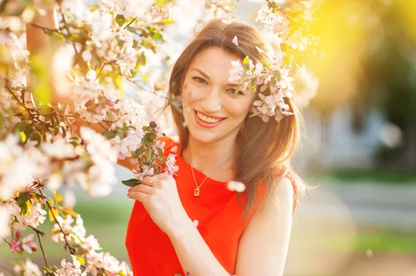 Sensual portrait of spring woman, beautiful face female enjoying cherry blossom — Stock Photo, Image